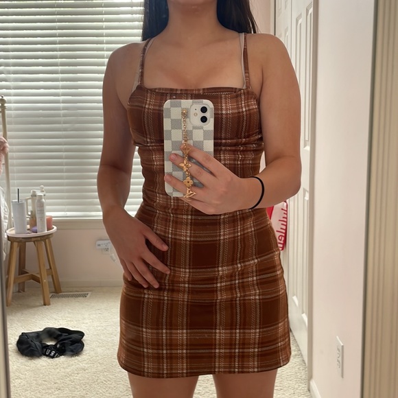 Altar’d State Woman’s small fitted pattern dress - Picture 2 of 2